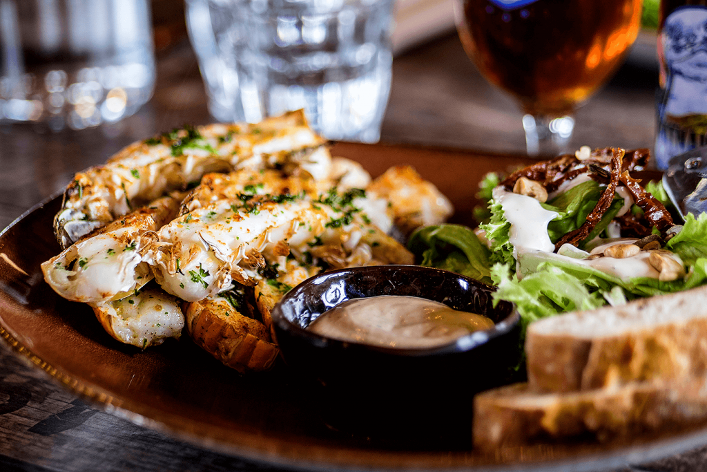 Grilled halloumi skewers with salad and bread